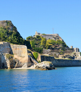 海岸边的古老城堡与风光