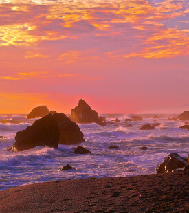 海边日落时分的壮丽景象