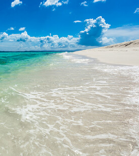 美丽海滨沙滩与清澈海水