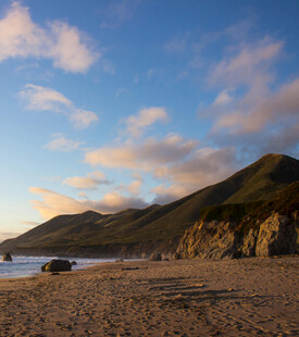 黄昏下的海滩与远山美景
