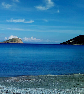 蓝色海域中的远方岛屿