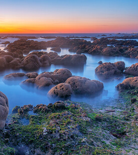 海边日落时的礁石美景