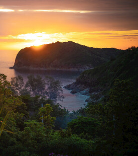 日落山海间的美丽景致