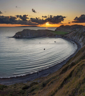 日落时分的美丽海滨景色