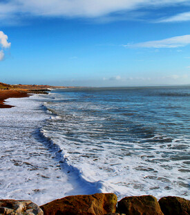 海边礁石与翻涌海浪美景