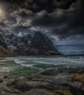 海边乌云下的壮丽山脉