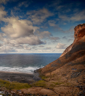 海岸悬崖边的壮丽自然景观