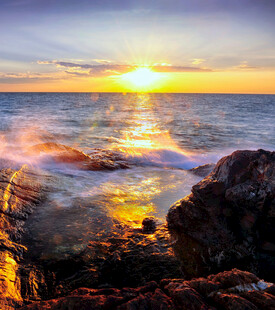 海边日落时的礁石与海浪