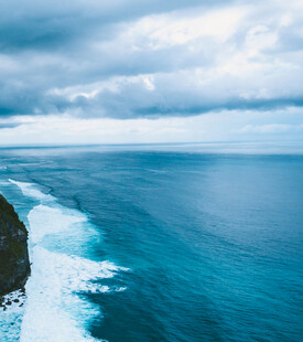 海岸边的壮阔蓝色海洋景观