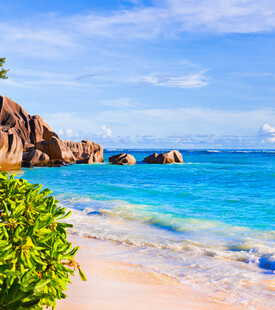 美丽海滩与碧海奇石