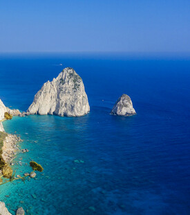 蓝海上的壮观岩石景观