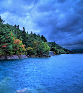 湖畔秋景云下碧水映山林