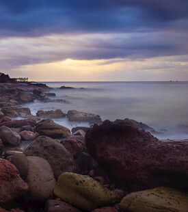 海边黄昏时的礁石景观