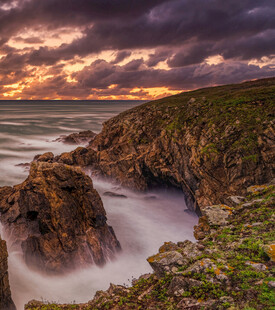 海岸黄昏美景礁石与海浪