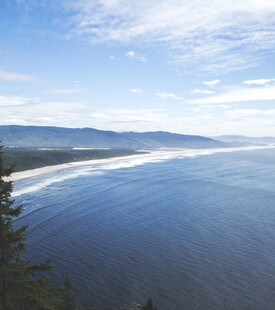 俯瞰辽阔海岸线美景
