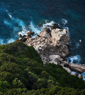 海岸边的礁石与葱郁植被