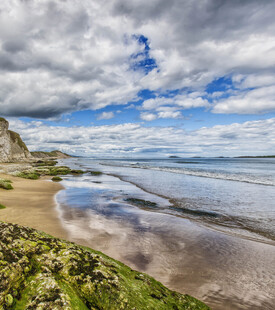 海岸风光云下的美丽景致