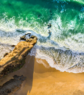 海边悬崖与翻涌海浪