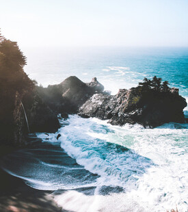 海岸边的海浪与嶙峋礁石