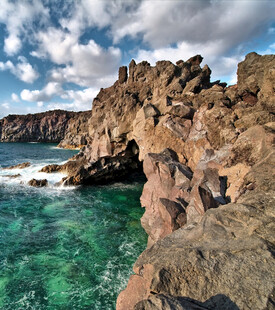 海边嶙峋岩石与碧蓝海水