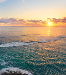 海上日出的壮丽海景