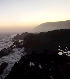 海边黄昏时的壮丽海岸景色