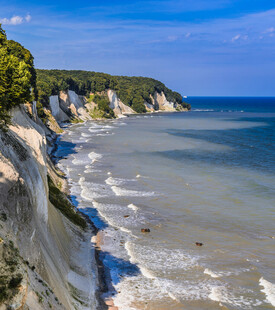 海岸悬崖边的壮阔海景