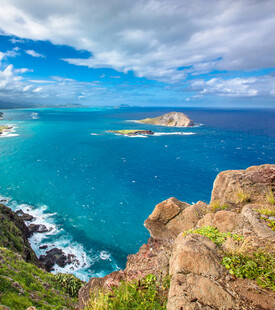 海岸美景碧海蓝天与礁石