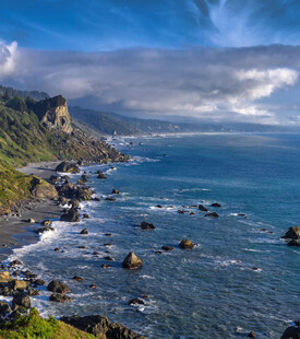 海岸风光碧海蓝天与礁石