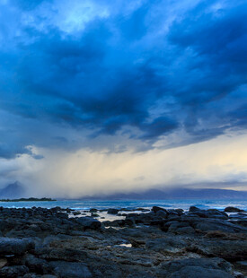 海边暴雨将至的壮丽景象
