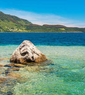 海边孤石澄澈碧海青山