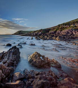 海岸边嶙峋礁石与宁静海水