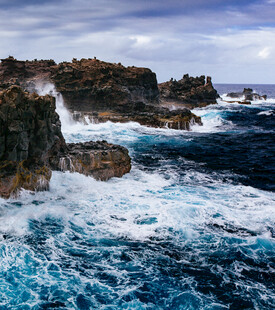 海浪拍击嶙峋礁石
