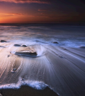 海边日落时分的浪漫景致