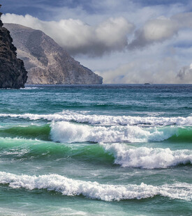 海浪拍岸的壮阔海景