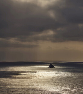 海上孤舟迎暮色