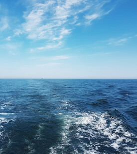 蔚蓝大海上的白色浪花