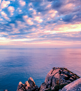 海边岩石上的壮丽天空景观