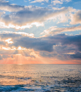 海上日出时分的绚丽云彩