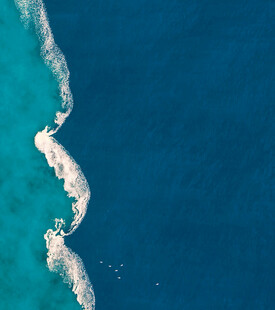 俯瞰蔚蓝大海的白色浪花