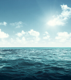 蔚蓝大海与晴朗天空