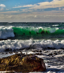 海浪拍岸的壮美海滨风光