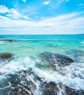 海浪拍打礁石的美丽海景
