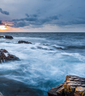 海边日落时的汹涌海浪