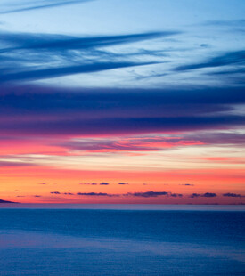 绚丽晚霞下的宁静天空