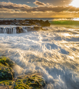 海边日落时的汹涌浪花