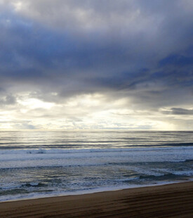 海边阴云下的壮阔风景