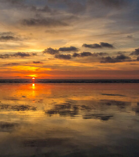 夕阳下的平静湖面美景