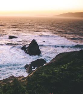 日落时分的海边礁石景观