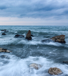 海浪拍击礁石的壮阔海景